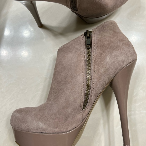 ***Like New!** Steve Madden Tan Suede Booties Size 7.5 - Picture 5 of 5